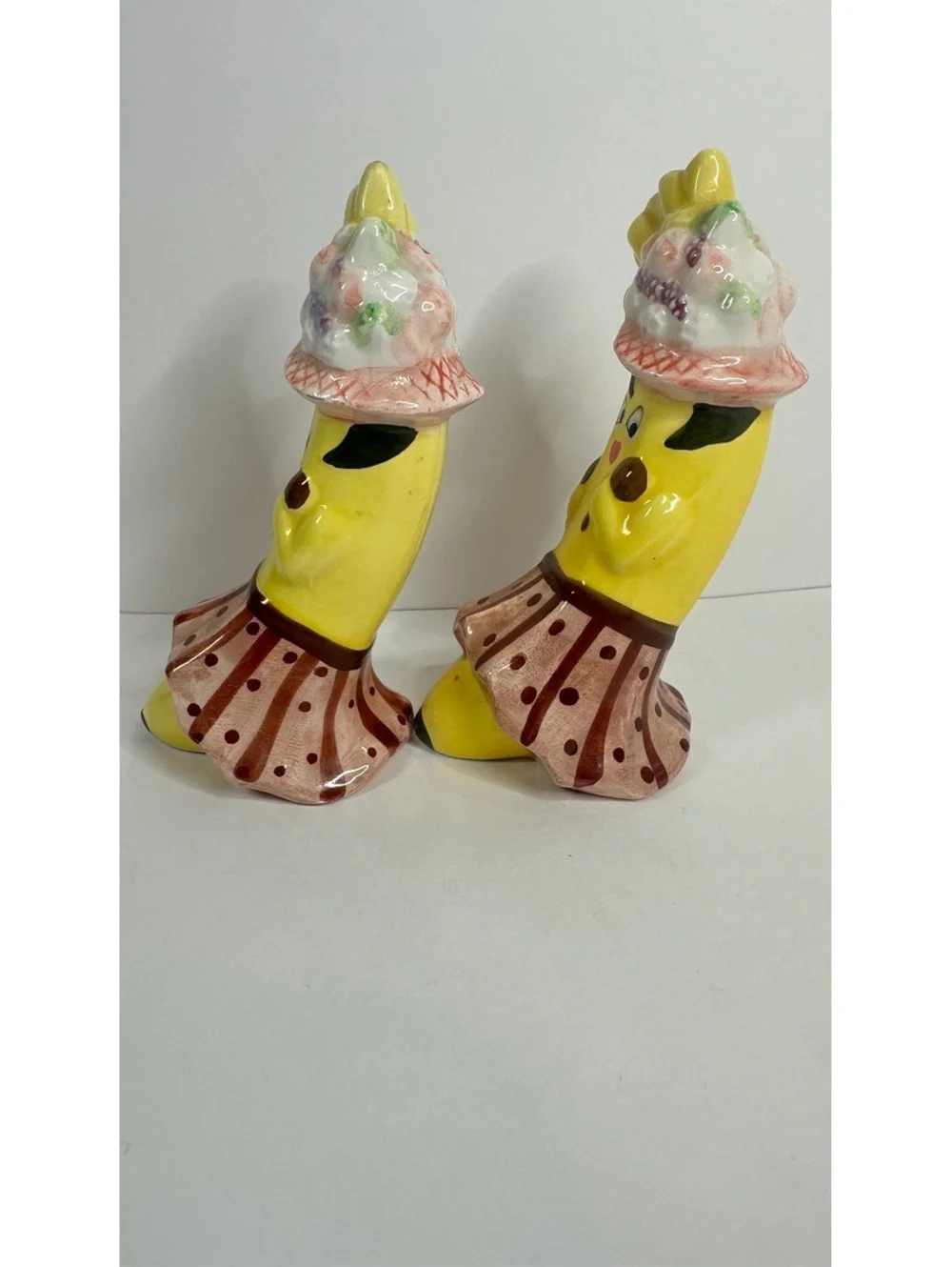 Vtg Dancing Bananas Salt & Pepper Shakers Anthropomorphic Fruit Hat Hula Kitschy